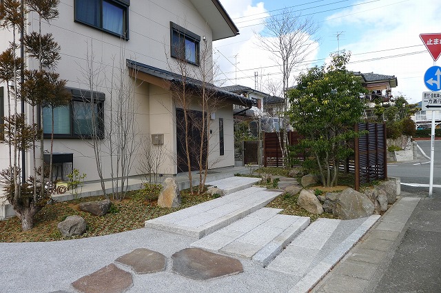 大泉町N様邸 玄関前の御影石階段