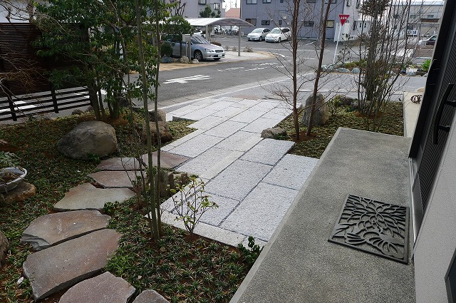 大泉町N様邸 歩き心地の良いアプローチ