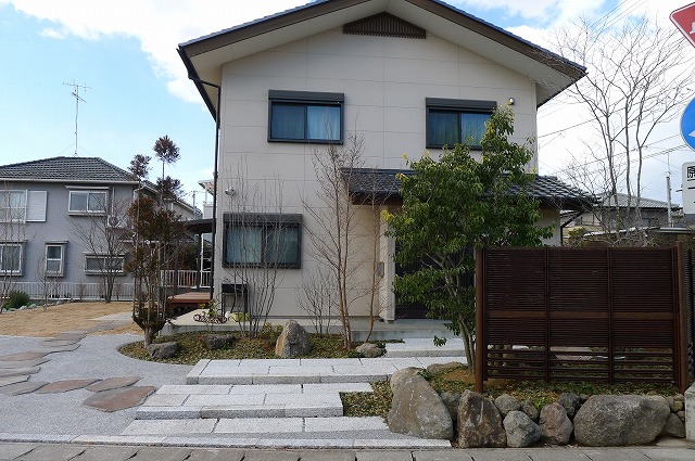 大泉町N様邸 春を待つ完成した庭