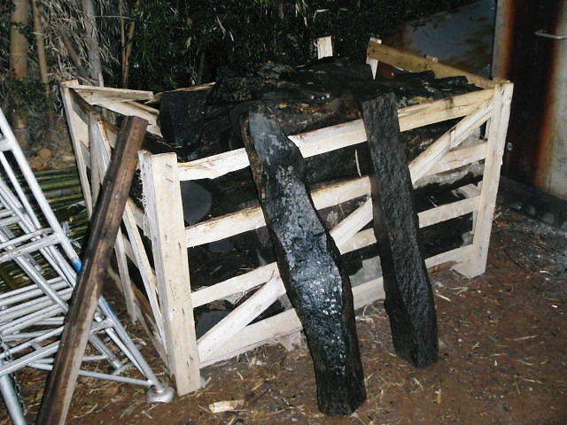 搬入された六方石