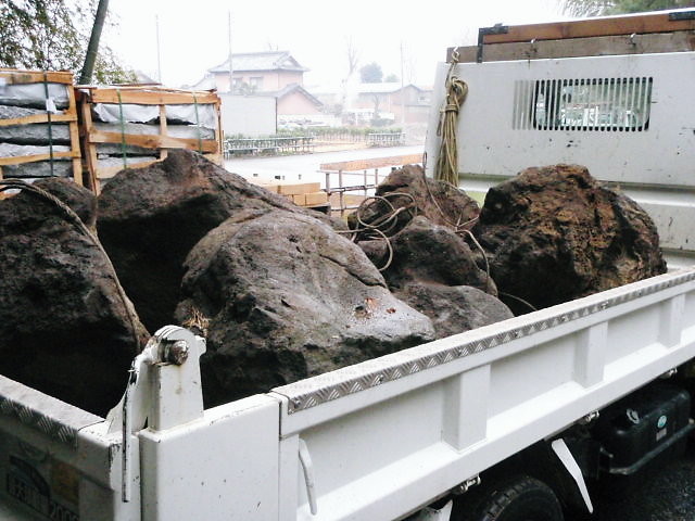 強化ダンプでの石の運搬