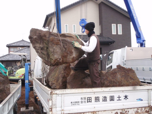 巨石を据え付ける瞬間