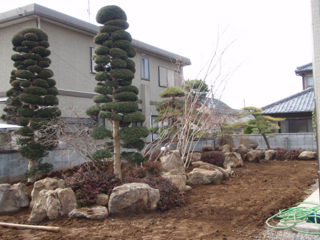 庭の形が見えてきた様子