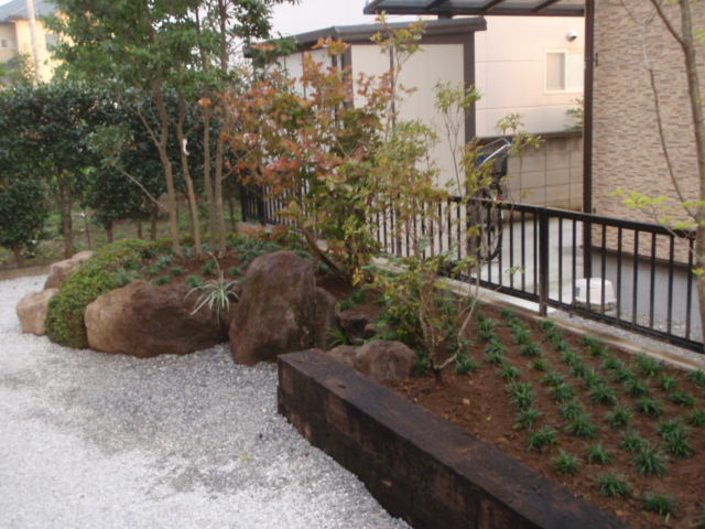 伊勢崎市T様邸 庭を彩るミツバツツジの植栽