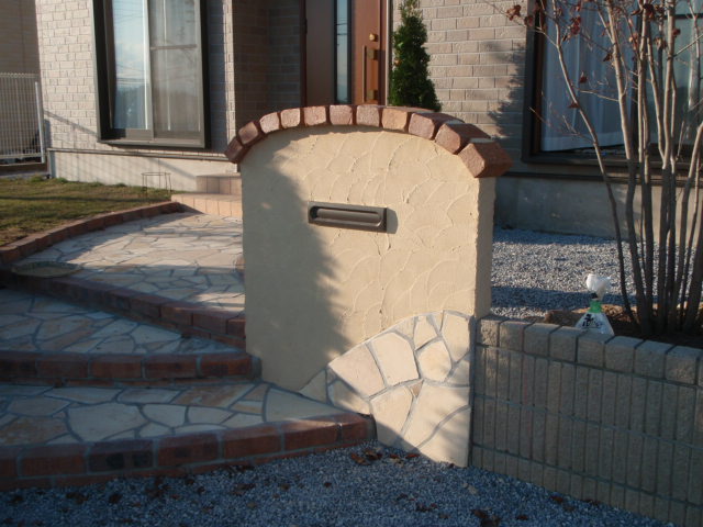 完成した塗り壁門柱